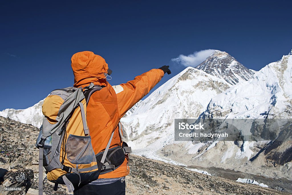 Feminino trekker apontando no monte Everest - Foto de stock de Apontar - Sinal Manual royalty-free