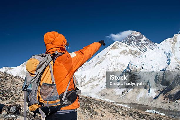 Foto de Feminino Trekker Apontando No Monte Everest e mais fotos de stock de Apontar - Sinal Manual - Apontar - Sinal Manual, Distante, Montanha