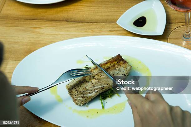 Comer Foto de stock y más banco de imágenes de Adulto - Adulto, Agarrar, Alimento