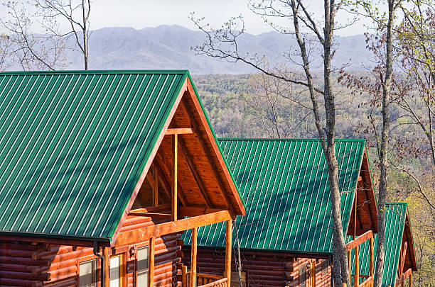 blockhütten in den smoky mountains (xxl - cabin gatlinburg tennessee tourist resort stock-fotos und bilder