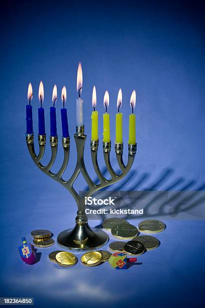 Hanukkah - Fotografie stock e altre immagini di Candela - Attrezzatura per illuminazione - Candela - Attrezzatura per illuminazione, Composizione verticale, Dreidel