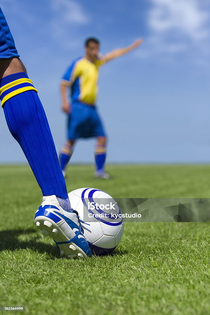 Futbolista golpear la pelota. - Foto de stock de Fútbol libre de derechos
