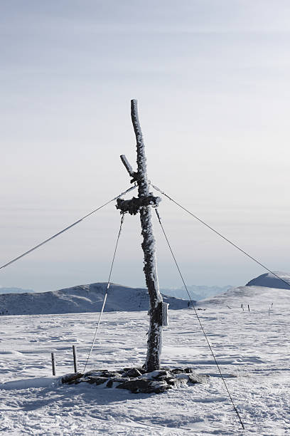 Cumbre cruce en invierno - foto de stock