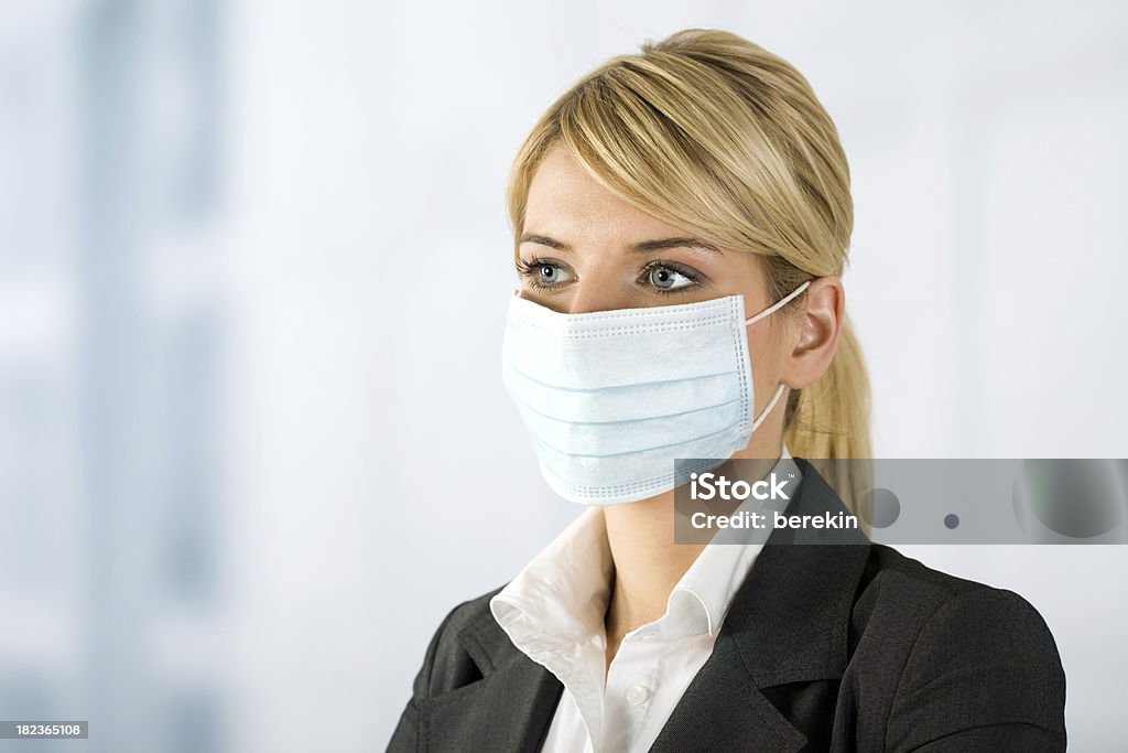 Деловая женщина с Защитная маска - Стоковые фото Бизнес роялти-фри