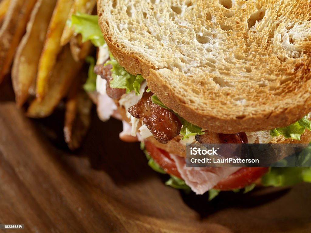 Поджаренный Клубный сэндвич с картофелем фри - Стоковые фото Бутерброд BLT роялти-фри