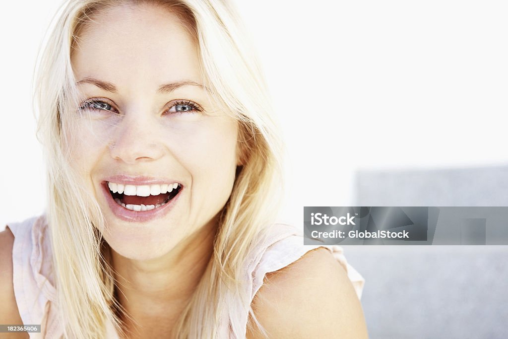 Retrato de uma mulher de idade mediana rindo - Foto de stock de 30 Anos royalty-free