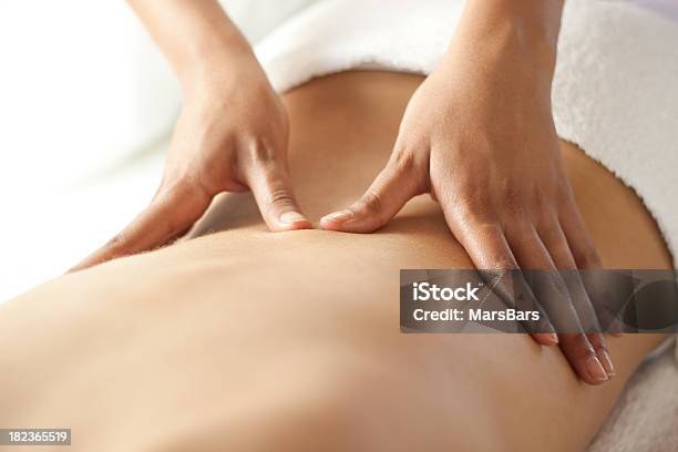 Massage Im Spa Stockfoto und mehr Bilder von Massieren - Massieren, Rückansicht, Rücken