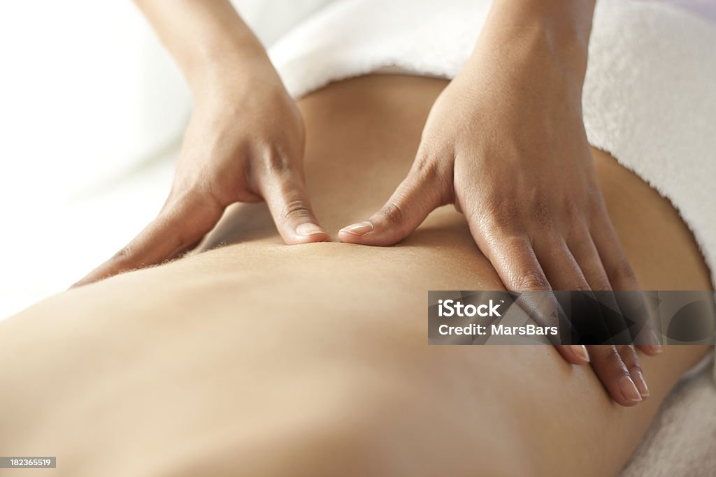 Back sesión de masajes en el spa - Foto de stock de Dar masajes libre de derechos