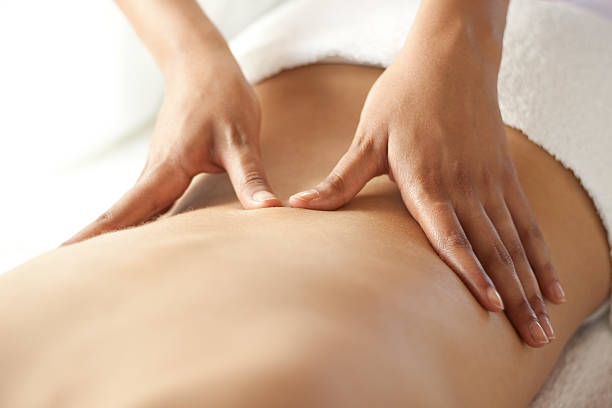 背中のマッサージのスパ - massaging massage therapist rear view human hand ストックフォトと画像