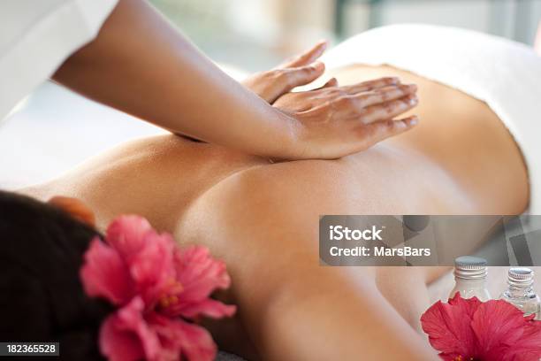 Massage Im Spa Stockfoto und mehr Bilder von Massieren - Massieren, Rosa, Bildschärfe