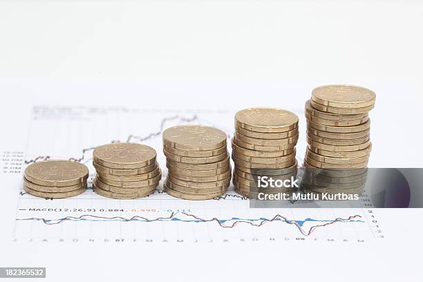 Centesimi Di Euro E Di Tabella - Fotografie stock e altre immagini di Affari - Affari, Analizzare, Andare giù