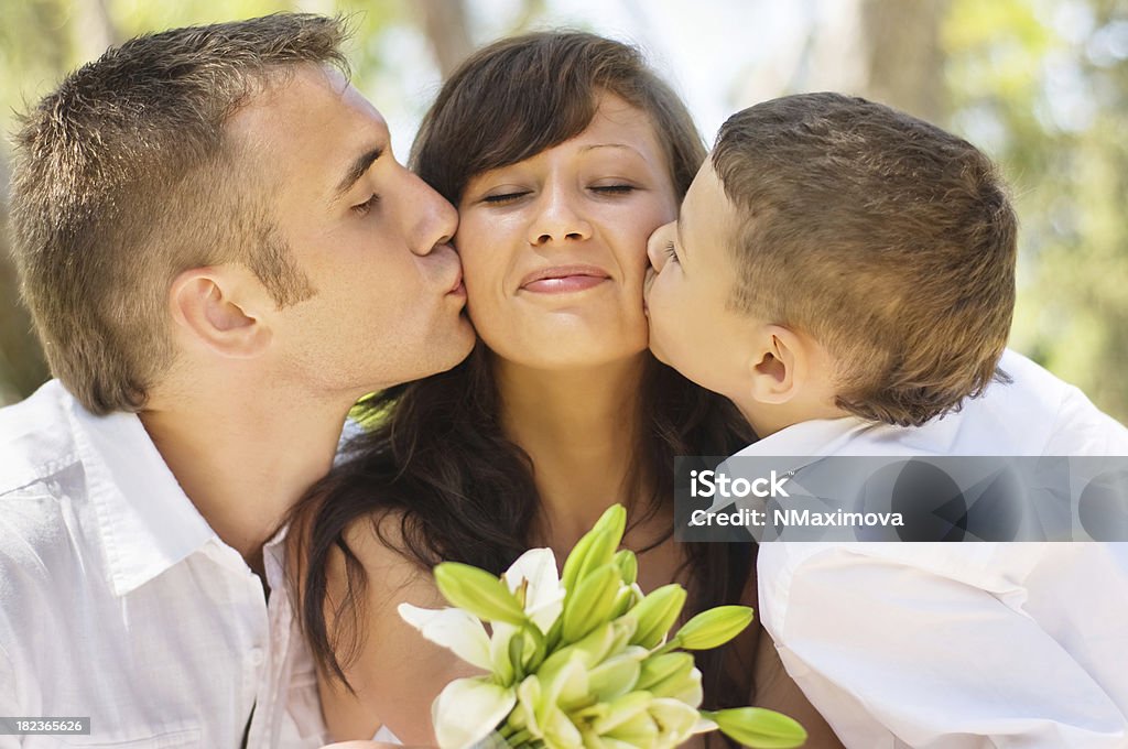 Glückliche Familie küssen. - Lizenzfrei Junge Männer Stock-Foto