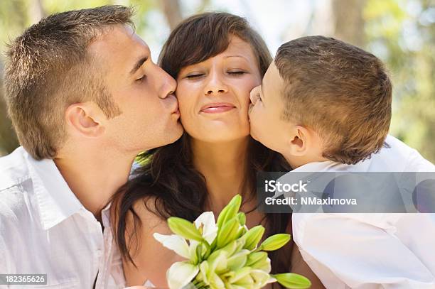 Glückliche Familie Küssen Stockfoto und mehr Bilder von Junge Männer - Junge Männer, Muttertag, Attraktive Frau