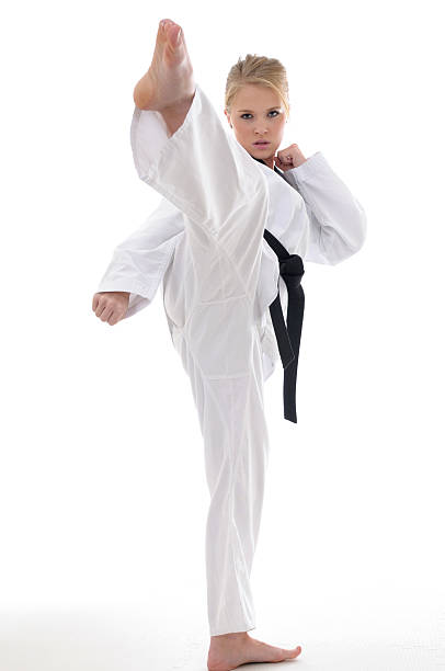 praticando karate - martial arts women tae kwon do black belt - fotografias e filmes do acervo