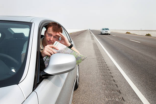 perdido motorist - explorer tourist frowning men fotografías e imágenes de stock