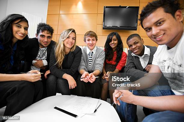 Fortbildung Teenager Freunde Stockfoto und mehr Bilder von Klassenfoto - Klassenfoto, Sitzen, Teenager-Alter