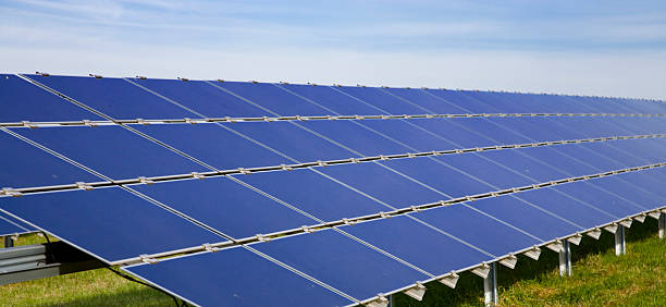 granja de energía solar en el campo - eos5d fotografías e imágenes de stock