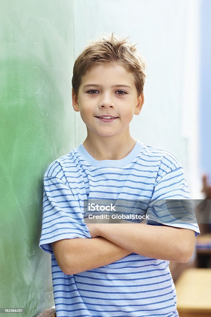 Retrato de un niño de escuela seguro de poco por la placa - Foto de stock de 8-9 años libre de derechos