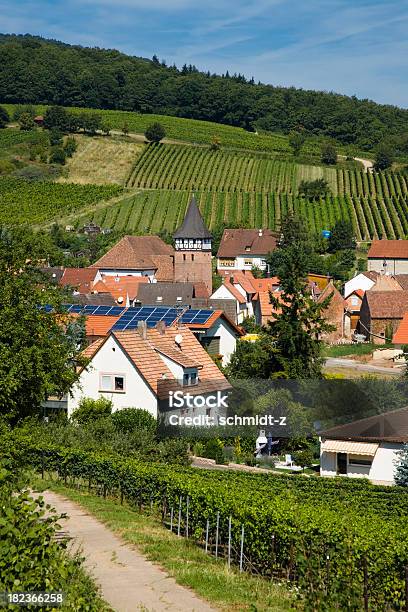 Village Mit Solarzellen Stockfoto und mehr Bilder von Sonnenkollektor - Sonnenkollektor, Dorf, Sonnenenergie