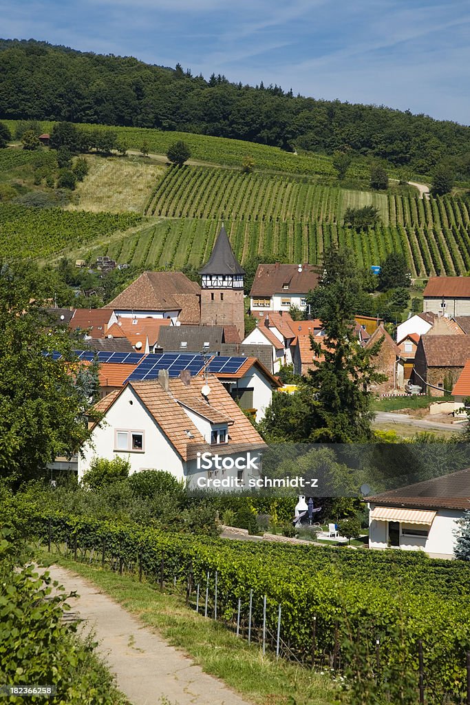 Village avec des panneaux solaires - Photo de Panneau solaire libre de droits