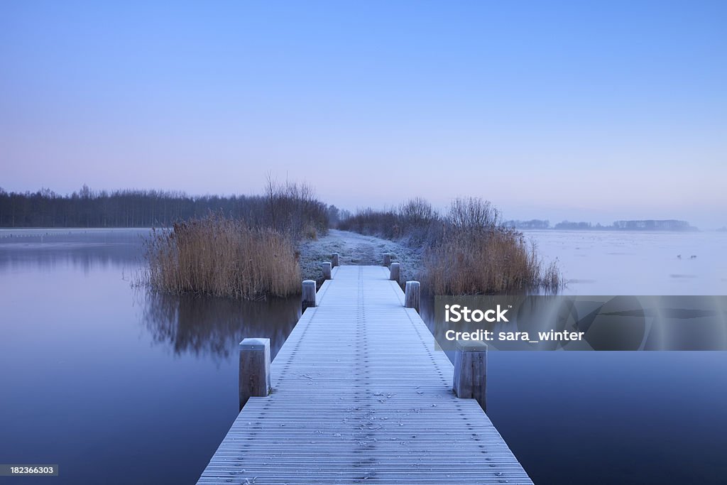 Paseo sobre el lago al amanecer en invierno, los Países Bajos - Foto de stock de Agua libre de derechos