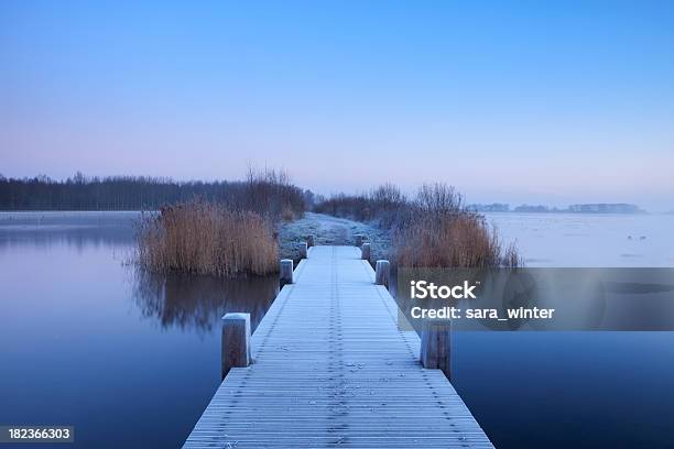 Paseo Sobre El Lago Al Amanecer En Invierno Los Países Bajos Foto de stock y más banco de imágenes de Agua