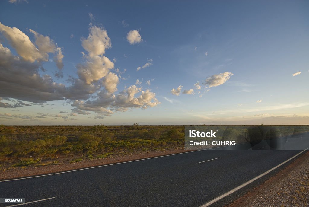 Road et de nuages au coucher du soleil en Australie-Occidentale - Photo de Australie occidentale libre de droits