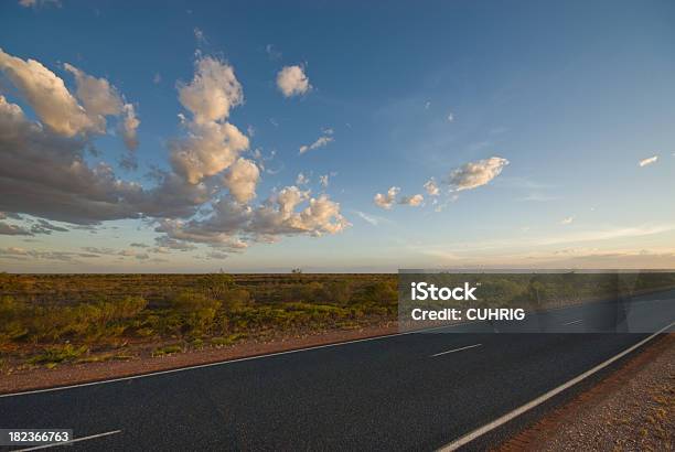 Photo libre de droit de Road Et De Nuages Au Coucher Du Soleil En Australieoccidentale banque d'images et plus d'images libres de droit de Australie occidentale