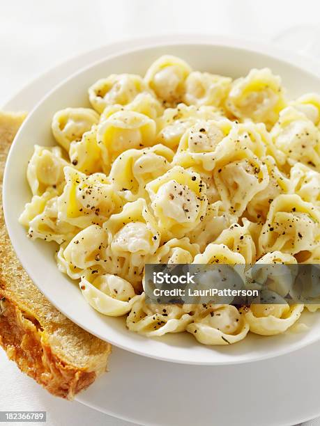 Photo libre de droit de Tortellini À La Sauce Alfredo banque d'images et plus d'images libres de droit de Pâtes alimentaires - Pâtes alimentaires, Fettuccine alfredo, Fougasse