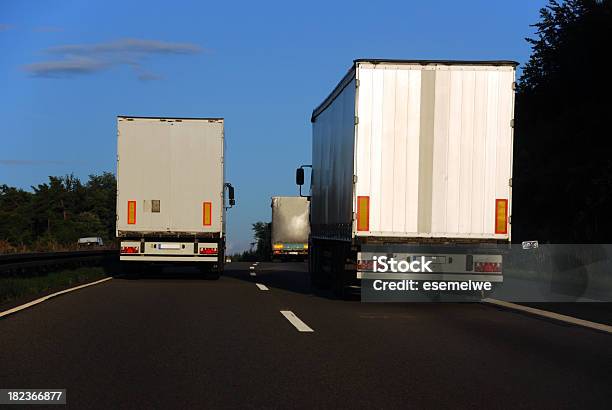 Wzmożony Ruch - zdjęcia stockowe i więcej obrazów Ciężarówka - Ciężarówka, Od tyłu, Za