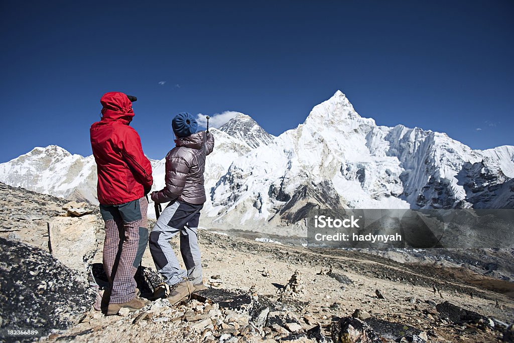 Turista señalando del monte Everest - Foto de stock de Aire libre libre de derechos
