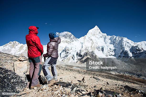 Turista Apontar No Monte Everest - Fotografias de stock e mais imagens de Ao Ar Livre - Ao Ar Livre, Apontar - Sinal Manual, Azul