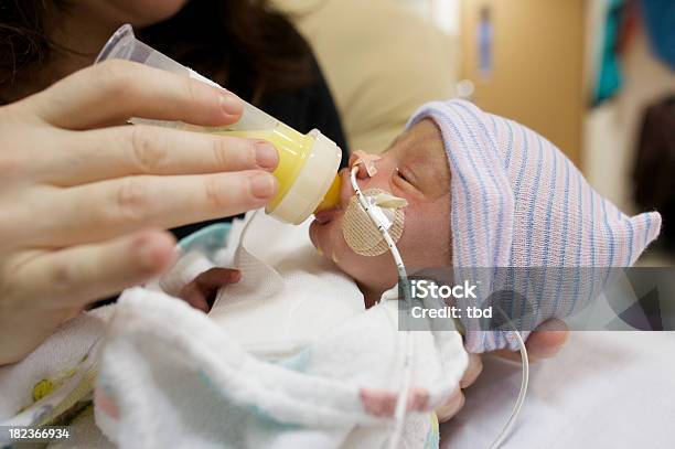 Preemie De Alimentación Foto de stock y más banco de imágenes de Prematuro - Prematuro, Unidad de Cuidados Intensivos Neonatales, Bebé