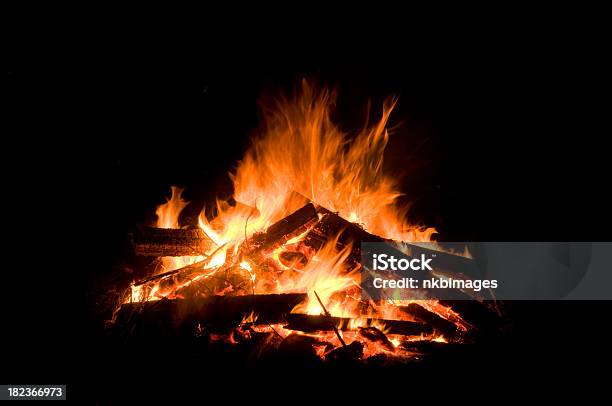 Photo libre de droit de Feu Flammes De Feu Sur Fond Noir banque d'images et plus d'images libres de droit de Brûler - Brûler, Chaleur, Couleur noire