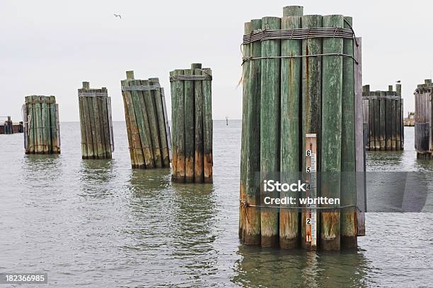 Pilings W Pobliżu Promowego - zdjęcia stockowe i więcej obrazów Bez ludzi - Bez ludzi, Fotografika, Horyzont