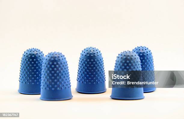 Blu Thimbles - Fotografie stock e altre immagini di Cinque oggetti - Cinque oggetti, Ditale, Articolo di cancelleria