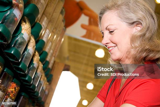 Photo libre de droit de Happy Shopper Dachat De Denrées Alimentaires De Céréales Au Supermarché Magasin banque d'images et plus d'images libres de droit de Acheter