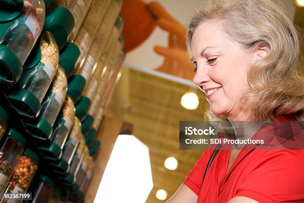 Foto de Feliz Compras Compras De Mercearia Cereal No Supermercado Loja e mais fotos de stock de 50 Anos
