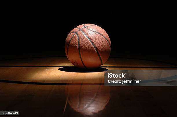 Tempo De Jogo - Fotografias de stock e mais imagens de Basquetebol - Basquetebol, Bola de Basquetebol, Pavilhão Desportivo