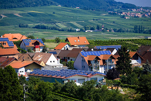 village con paneles solares - eos5d fotografías e imágenes de stock