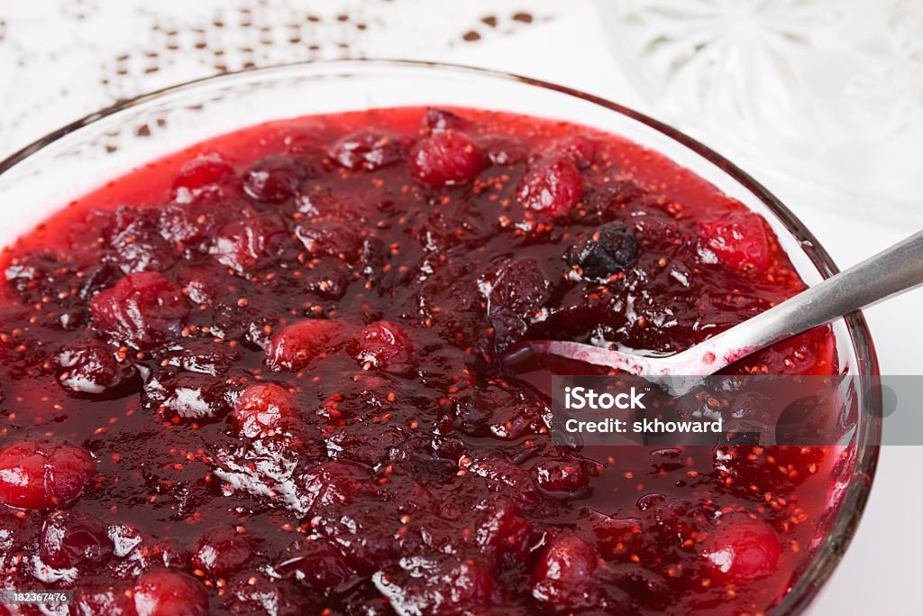 Salsa de arándano en Crystal Bowl - Foto de stock de Salsa de arándano rojo libre de derechos