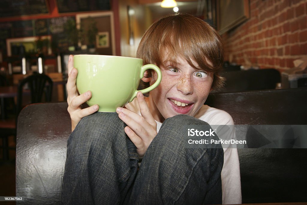 Criança engraçada com Chocolate quente ou café - Royalty-free 10-11 Anos Foto de stock