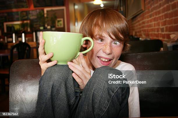 Criança Engraçada Com Chocolate Quente Ou Café - Fotografias de stock e mais imagens de 10-11 Anos - 10-11 Anos, Atividade Recreativa, Beber