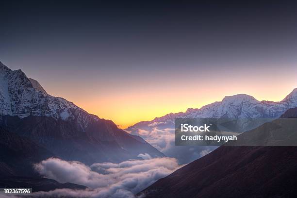 Tramonto Sopra Himayas - Fotografie stock e altre immagini di Tramonto - Tramonto, Montagna, Parte superiore