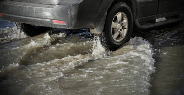 istock Driving 4x4 in flood water 182367809