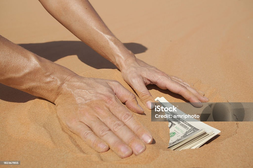 手を埋めるドル - インフレのロイヤリティフリーストックフォト
