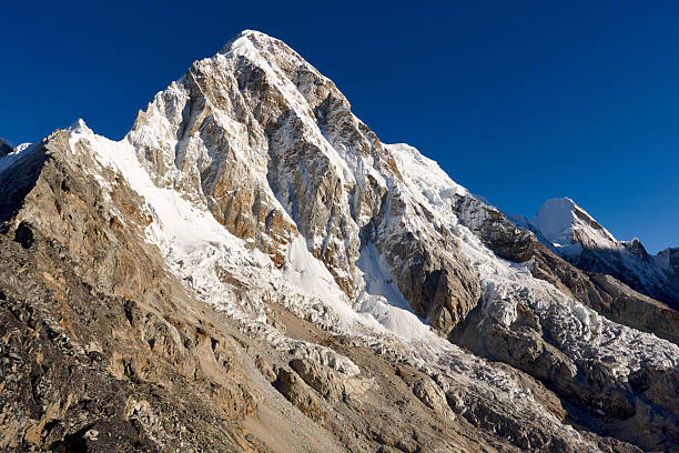istock Pumori. Everest Circuit. Nepal motives. 182367978