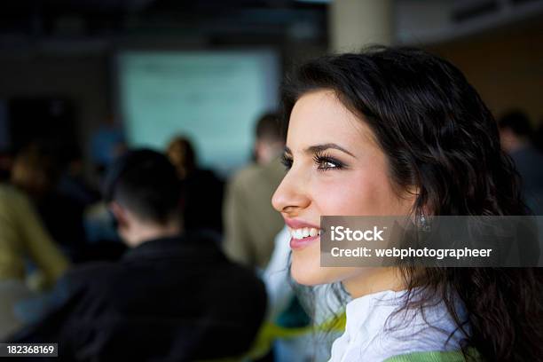 Feliz Mulher De Negócios - Fotografias de stock e mais imagens de Adulto - Adulto, Aprender, Apresentação - Discurso