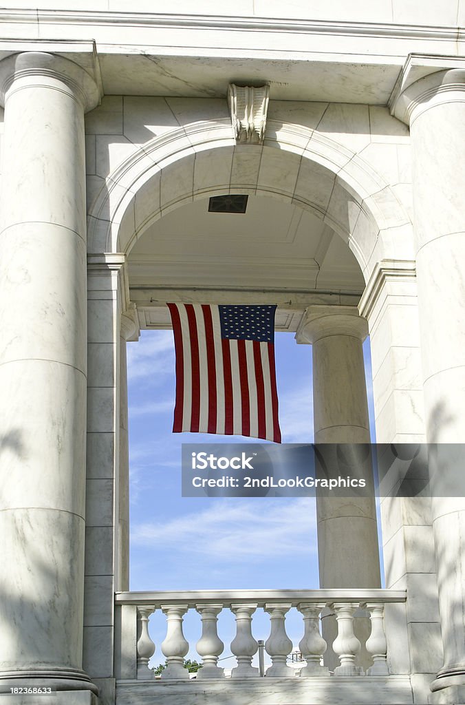 Bandeira pendurados em arco - Foto de stock de Bandeira Norte-Americana royalty-free