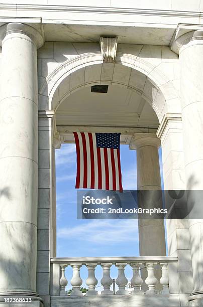 Foto de Bandeira Pendurados Em Arco e mais fotos de stock de Bandeira Norte-Americana - Bandeira Norte-Americana, Cemitério Nacional de Arlington, Pendurar